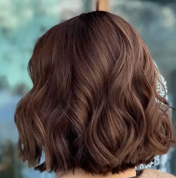 Çikolata Kahve ve Işıltı Trendleri: Doğal ve Parlak Saç Renkleri Rehberi