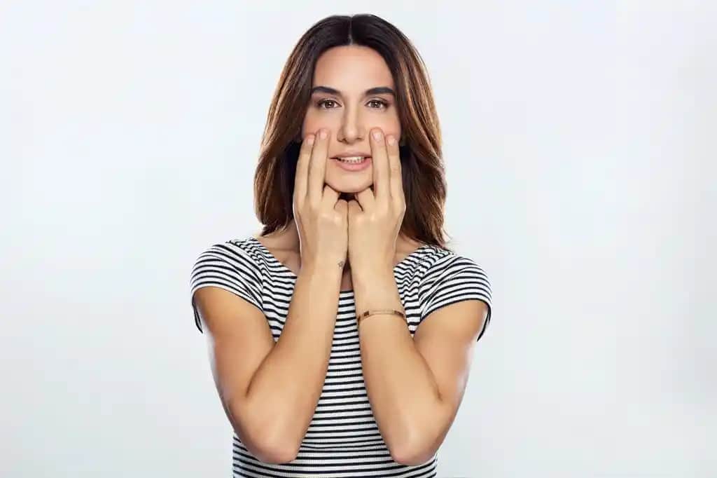 Çin Bıyığı Yüz Yogasıyla Yüzünüzde Gençlik ve Güzellik Sağlayan Doğal Yöntemler