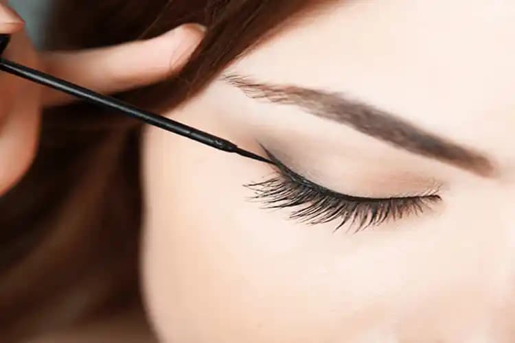 Dipliner ile Eyeliner Arasındaki Farklar ve Göz Makyajında Doğru Seçenekler