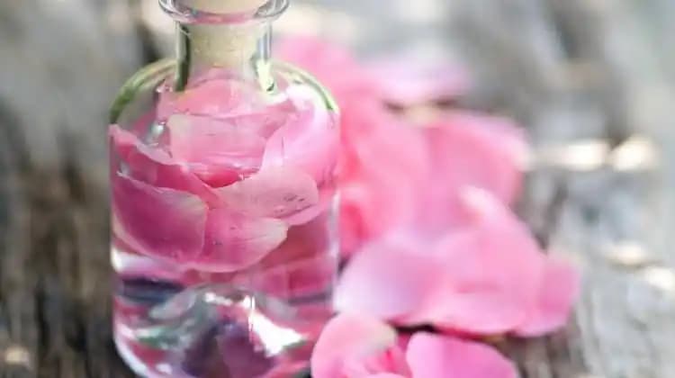 Doğal Gül Suyunun Kozmetik Faydaları ve Cilt ile Saç Bakımındaki Etkileri