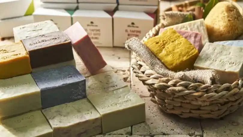 Doğal ve Bitkisel Sabunlar: Kozmetik Dünyasında Doğal Güzelliğin Sırları ve Faydaları