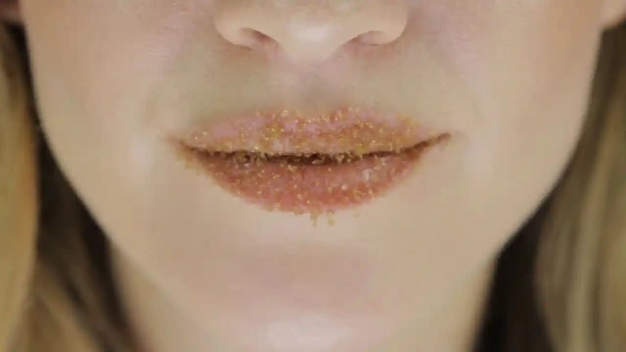 Dudak Peelingi ve Bakım Yöntemleriyle Daha Sağlıklı ve Canlı Dudaklar