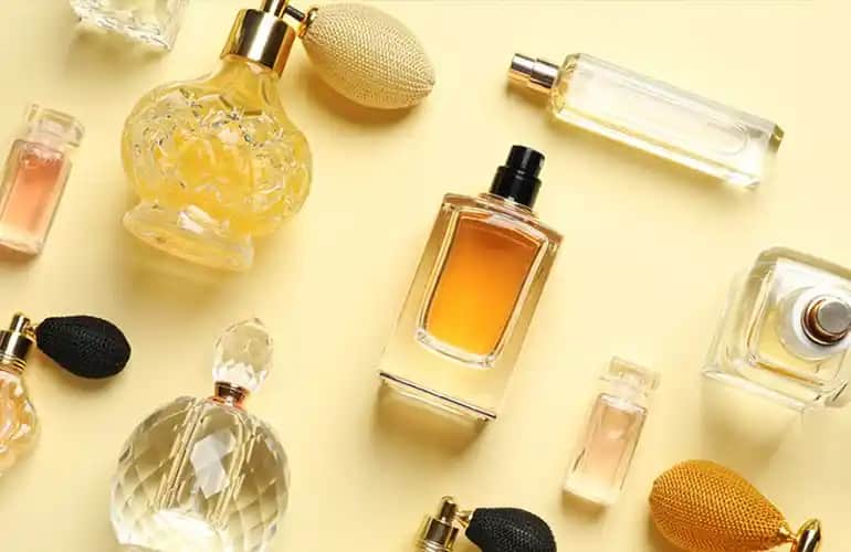 Dünyaca Ünlü Kadın Parfümleri: Zarafetin ve Çekiciliğin İkonik Kokuları ve Seçim İpuçları
