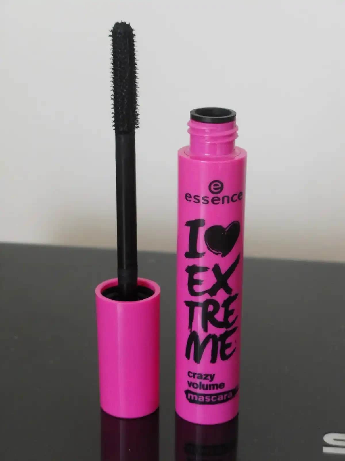 Essence Extreme Rimel: Maksimum Hacim ve Uzun Süre Dayanıklılık Sağlayan Kirpik Rimeli