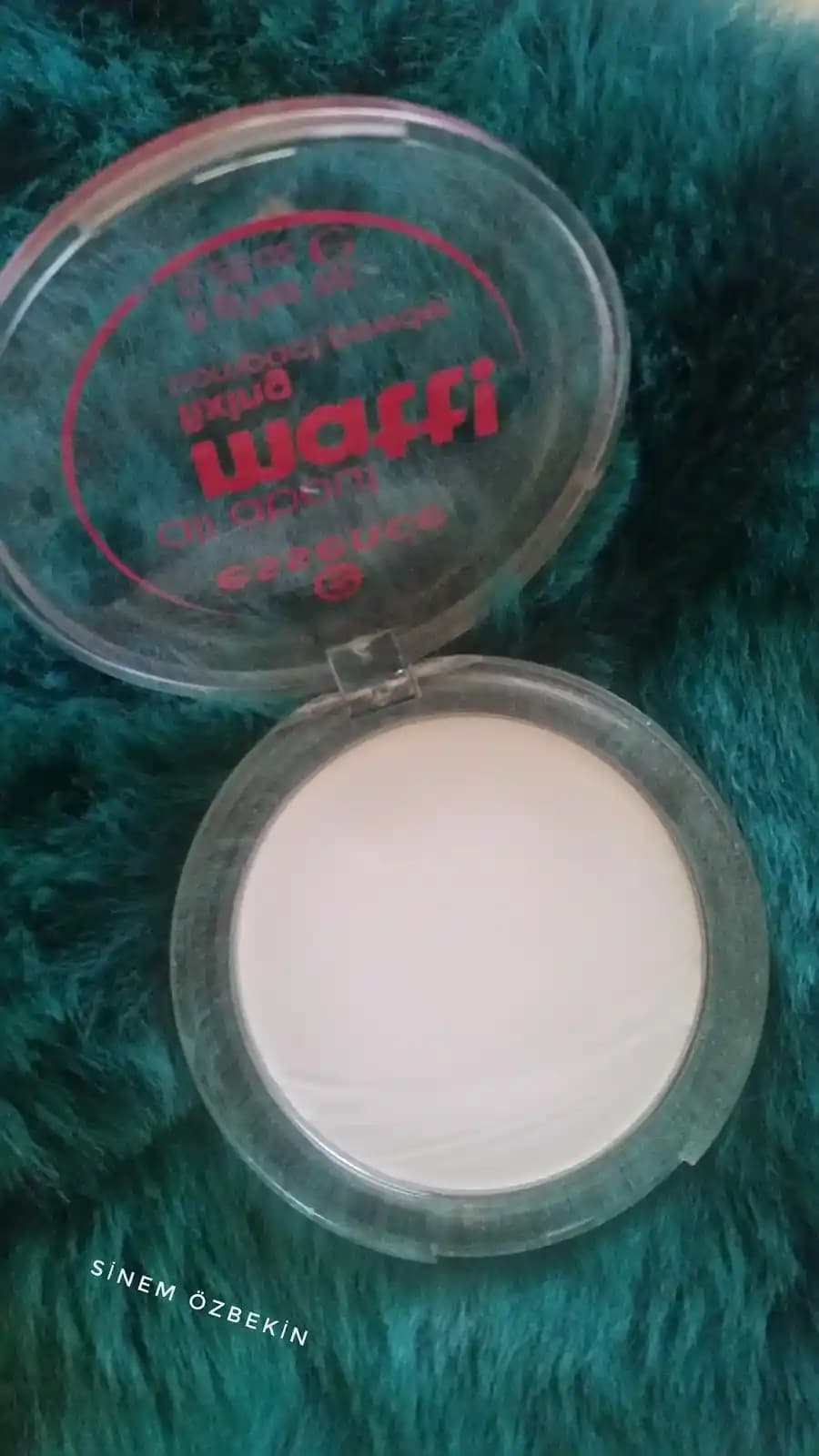 Essence Sabitleyici Pudra Çeşitleri ve Makyaj Kalıcılığını Artırma Yöntemleri