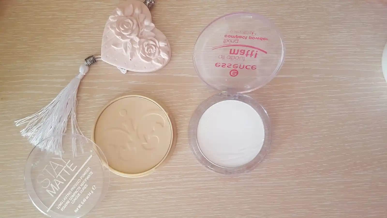 Essence Transparan Pudra ile Doğal ve Mat Makyajın Anahtarı