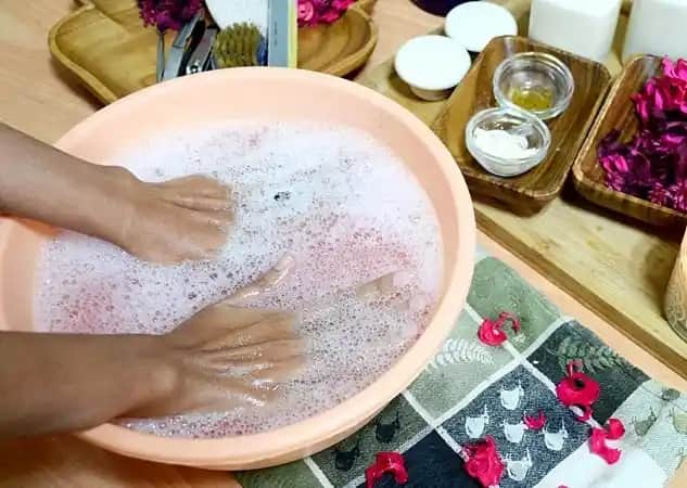 Evde Manikür Suyu Hazırlama Rehberi: Doğal ve Etkili Tırnak Bakımı İpuçları