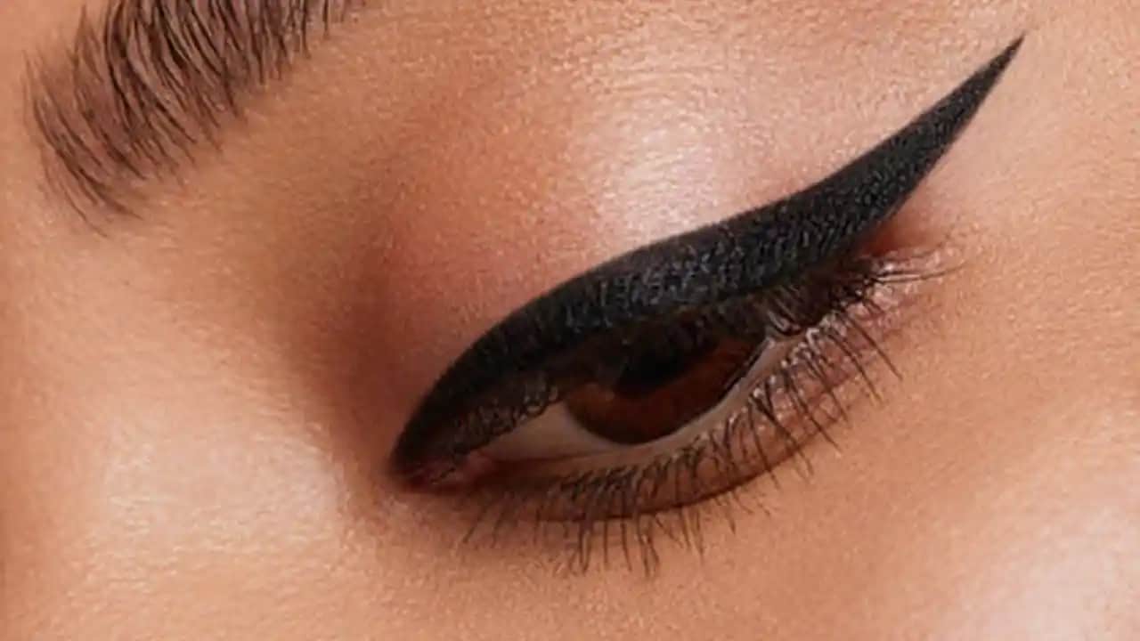 Eyeliner Sürme Teknikleri ve Püf Noktaları: Doğru Uygulama Yöntemleri ve İpuçları