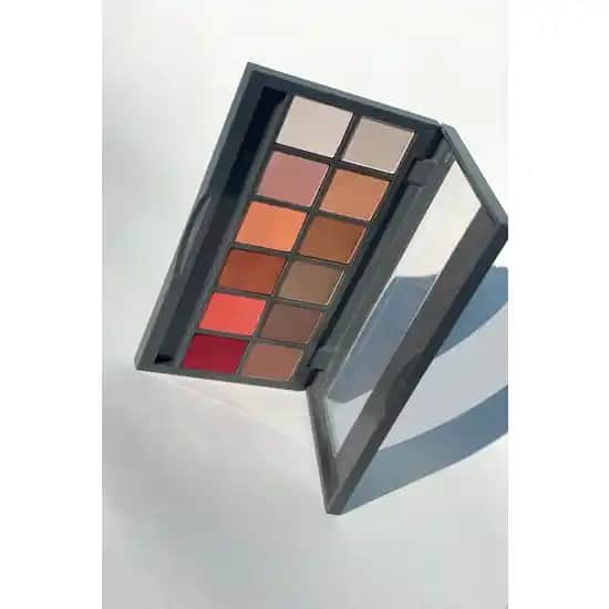 Farmasi 12'li Göz Farı Paleti ile Yaratıcı ve Kalıcı Makyaj Deneyimi