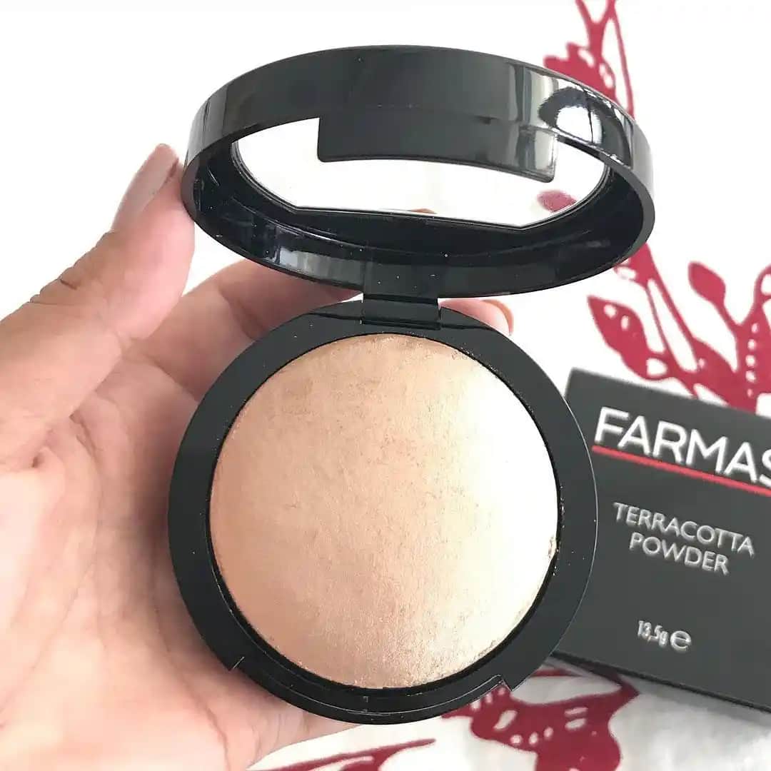 Farmasi Aydınlatıcı ve Haylaytır Ürünleri ile Makyajda Parlaklık Yaratma Rehberi