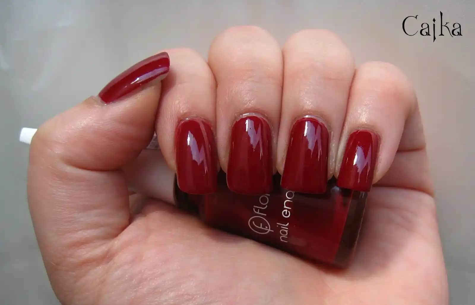 Flormar 416 Kırmızı Ruj ve Oje: Parlak ve Kalıcı Klasik Renkler