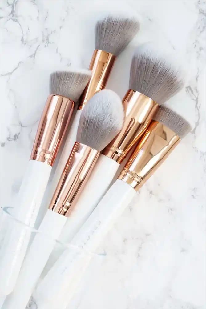 Fondöten Fırçalarıyla Mükemmel Makyaj İçin Doğru Seçim ve Uygulama Teknikleri