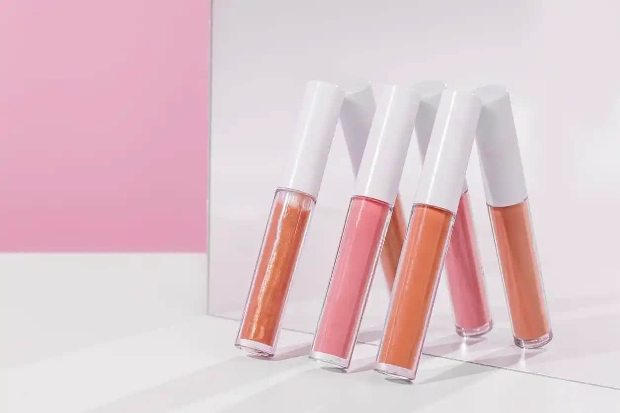 Gloss Nedir Kozmetik Dünyasında Parlak ve Çekici Bir Dokunuşun Temel Özellikleri