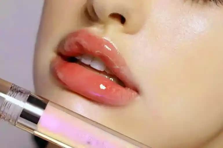 Gloss Nedir Makyajda Parlaklık ve Dolgunluk Sağlayan Bir Sır