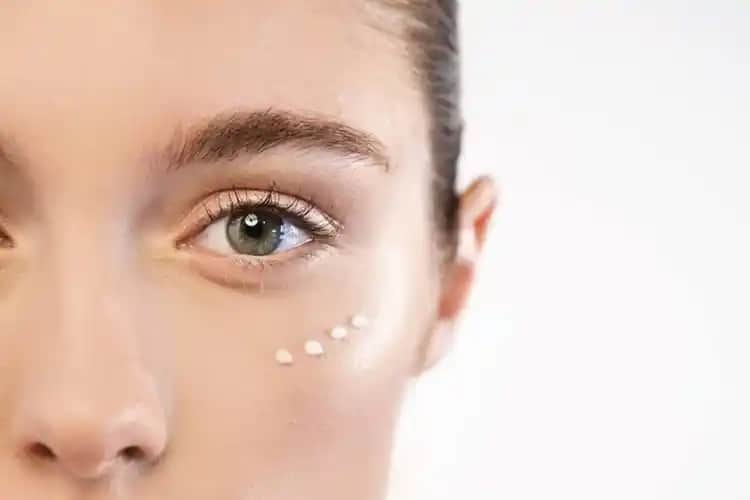 Göz Çevresi Bakımında C Vitamini Kullanımı ve Doğru Uygulama Yöntemleri