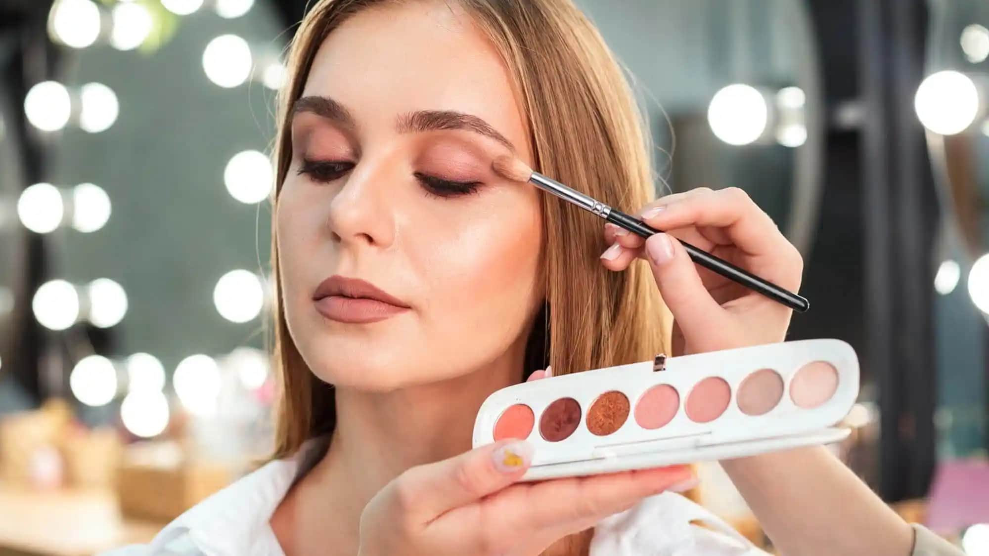 Göz Farı Nedir, Çeşitleri ve MakYajda Doğru Kullanım Yöntemleri