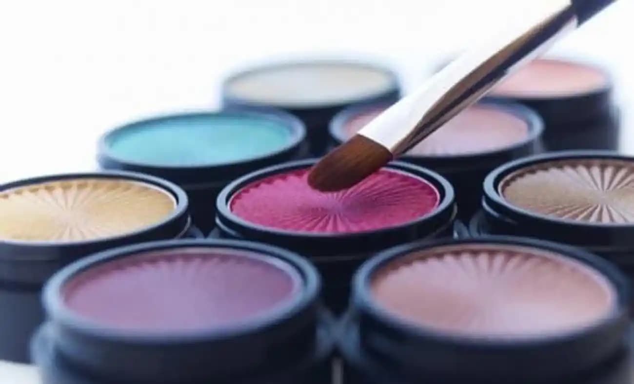 Göz Farı Uygulama Yöntemleri ve Profesyonel Makyaj Teknikleri
