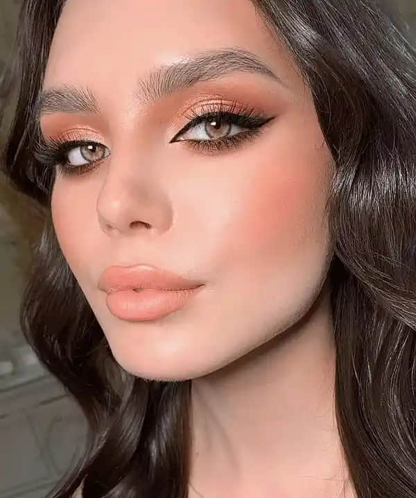 Gözlerde Doğal ve Hafif Makyaj Modelleri: Günlük ve Özel Günler İçin İpuçları