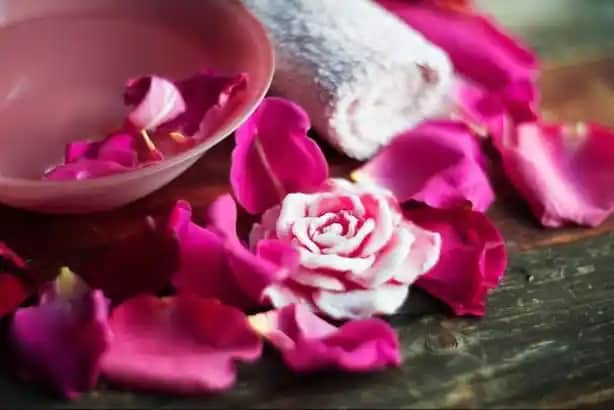 Gül Suyunun Yüze Faydaları ve Doğal Güzellikteki Rolü