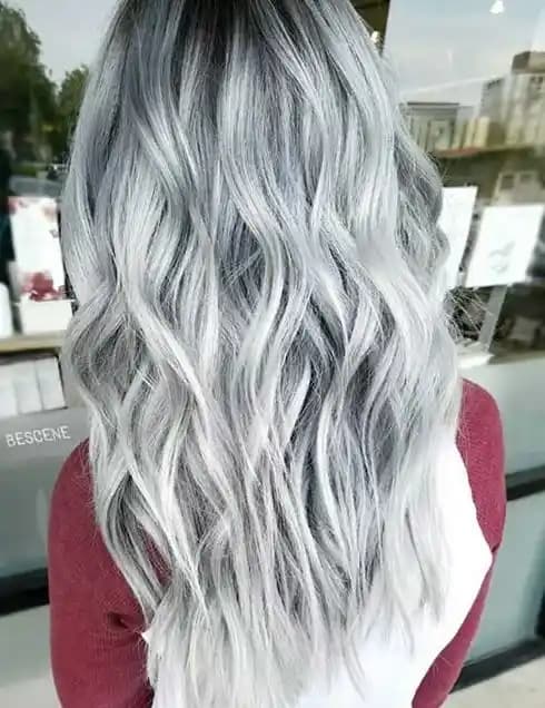 Gümüş Gri Saç Rengi Rehberi: Modern ve Şık Bir Görünüm İçin İpuçları ve Bakım Önerileri