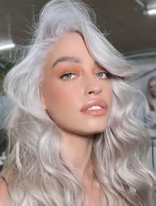 Gümüş Saç Rengi: Modern Moda Trendleri ve Bakım İpuçları
