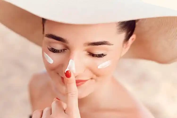 Güneş Kremi ve Leke Giderme: Etkili Kullanım ve Doğru Ürün Seçimi Rehberi