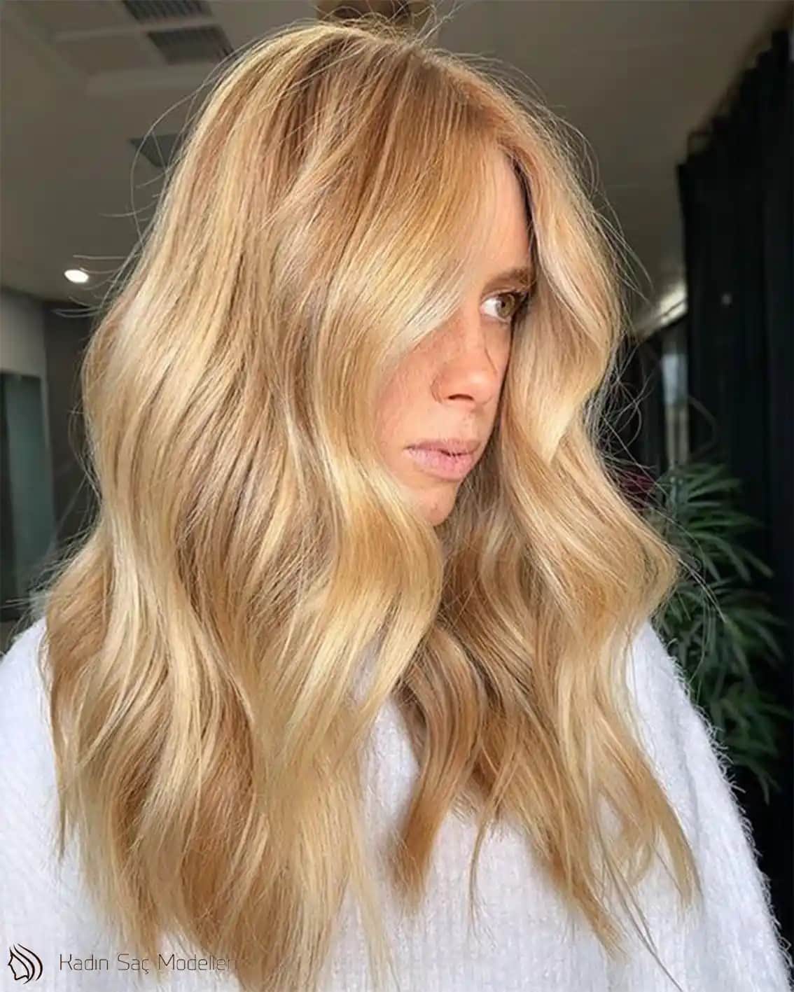 Güneş Sarısı Saç Rengi Rehberi: Doğal ve Parlak Yaz Stili İçin Uzman Tavsiyeleri