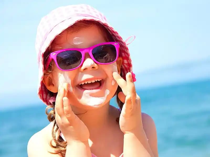 Güneş Sütü ve Güneş Kremi Arasındaki Farklar ve Doğru Ürün Seçimi Rehberi