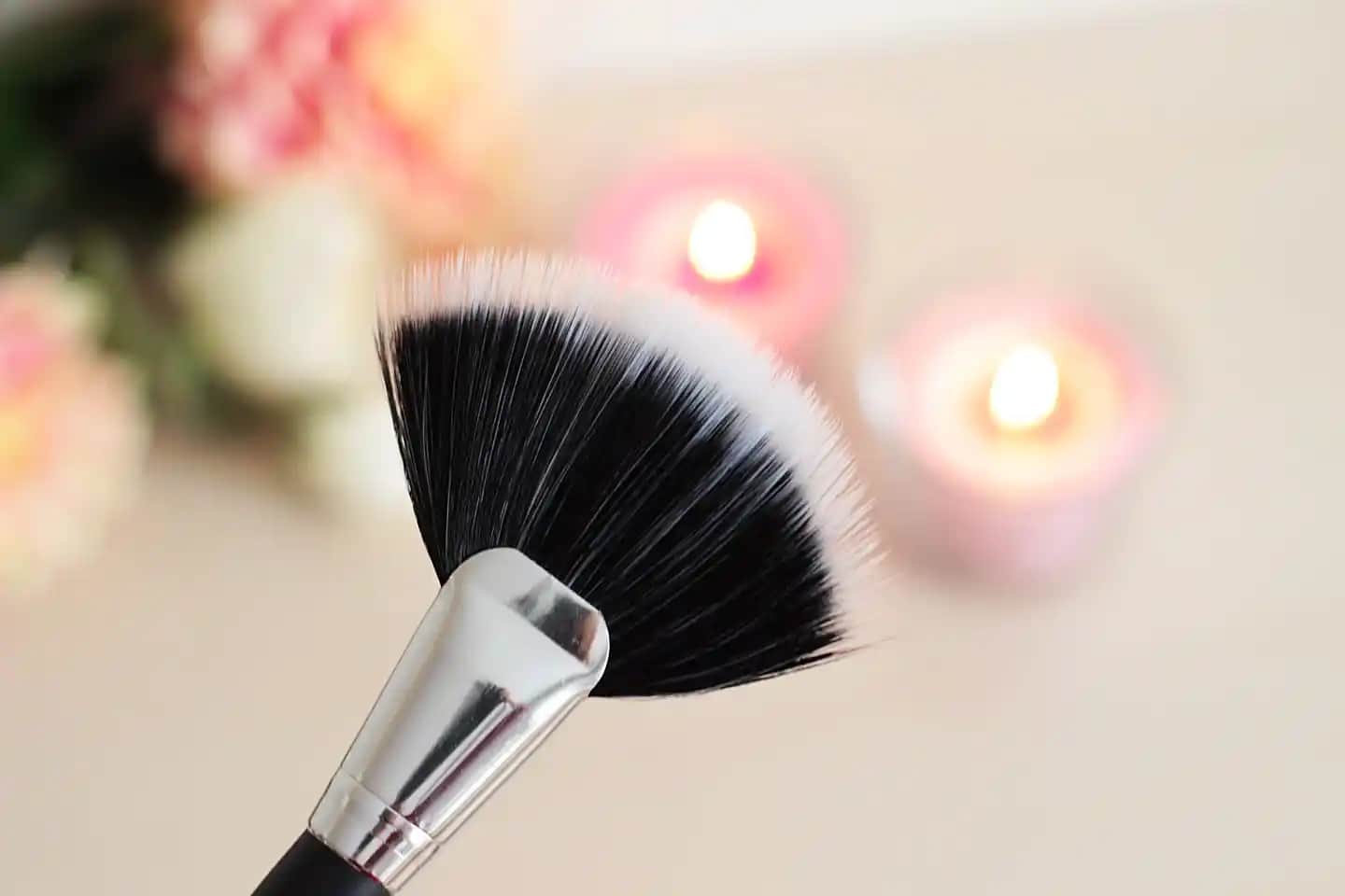 Highlighter Fırçası Nedir ve Makyajda Doğru Kullanım Yöntemleri