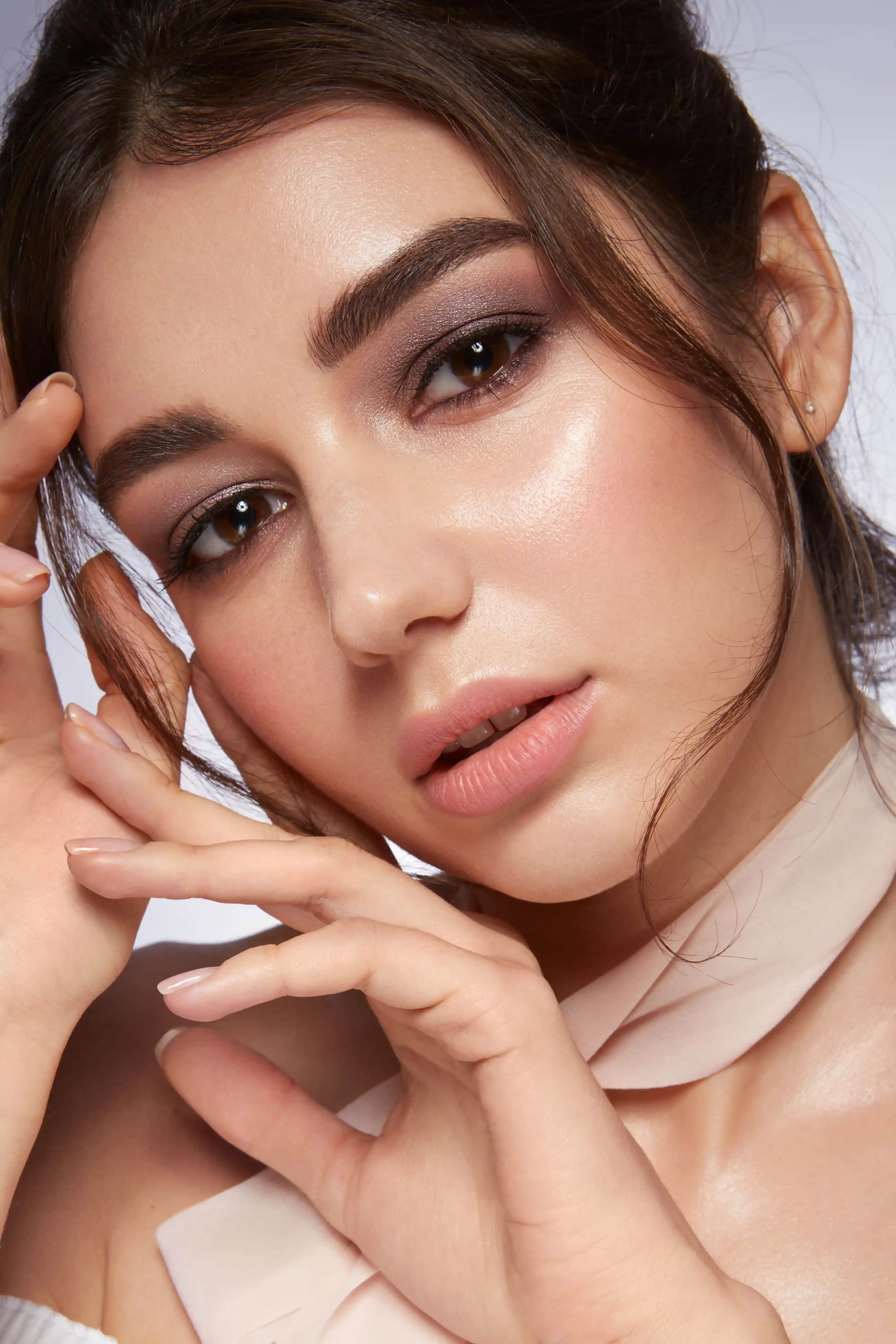 Highlighter Nedir? Makyağda Kullanım İpuçları ve Cilt Tipine Uygun Seçenekler