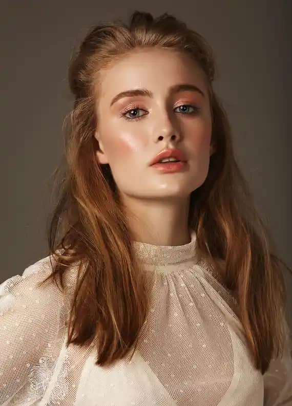 İnci Kumralı Saç Rengi Nedir, Kimlere Yakışır ve Nasıl Elde Edilir