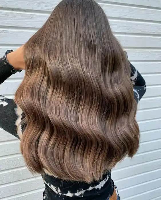 Işıltılı Kumral Saç Renkleriyle Doğal ve Şık Bir Görünüm Yaratın