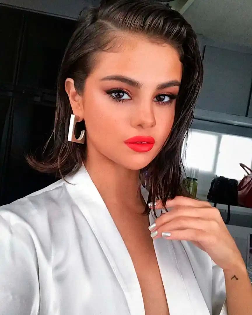 İslak Saç Modelleri ve Bakımı: Güncel Trendler ve Pratik Şekillendirme Yöntemleri