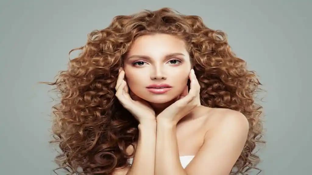 Kalıcı Kıvırcık Saç Nasıl Elde Edilir: Yöntemler ve Bakım İpuçları