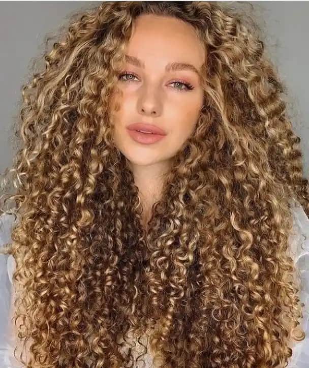 Karamel Kıvırcık Saç: Doğal ve Şık Görünüm İçin En İyi Renk Seçenekleri ve Bakım İpuçları