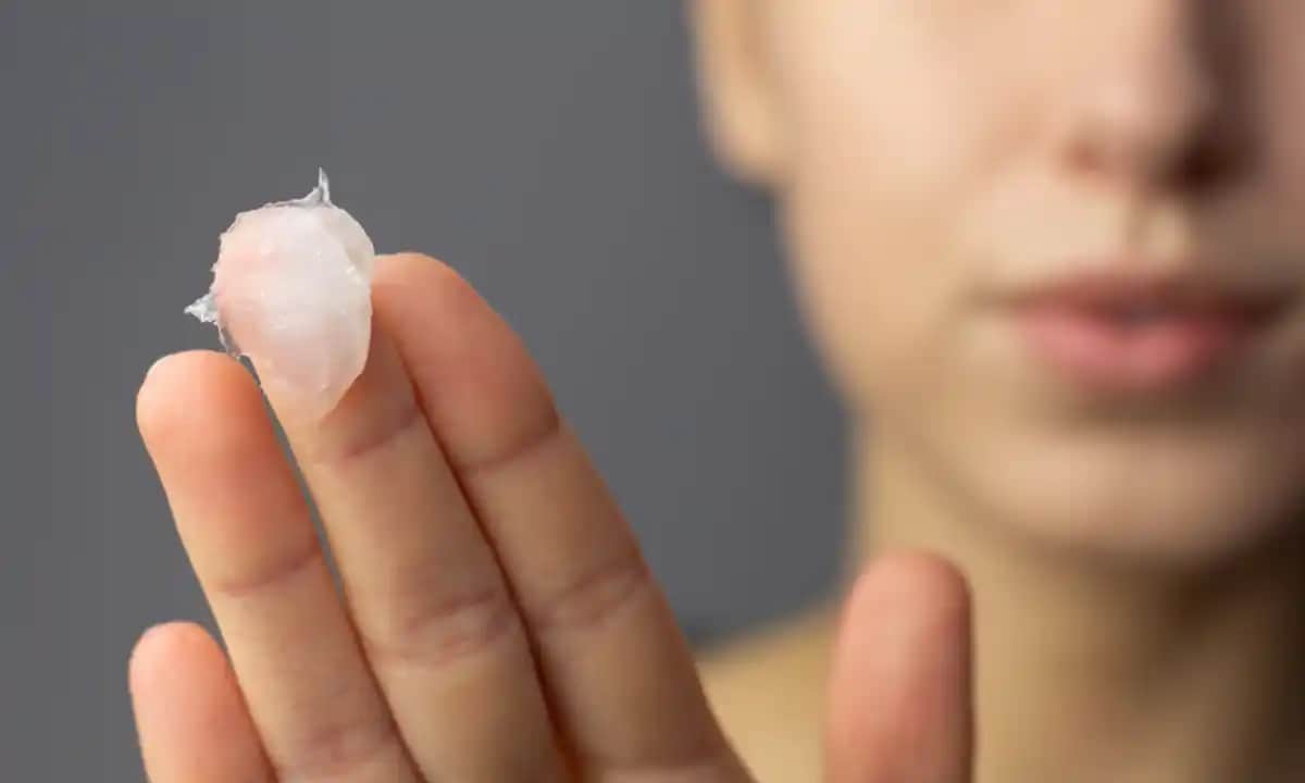 Kaşlara Vazelin Sürmenin Faydaları ve Doğru Kullanım Yöntemleri