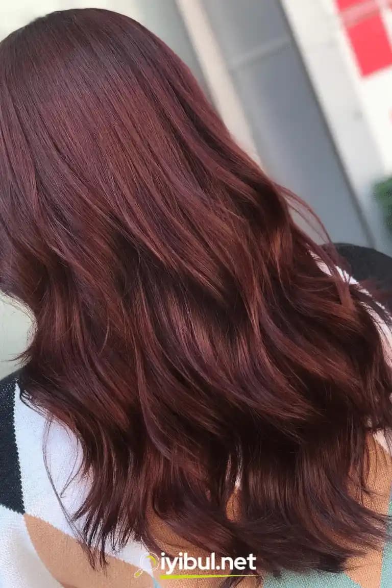 Kestane Kızılı Saç Renkleri: Doğal ve Cesur Tonların Güçlü Buluşması