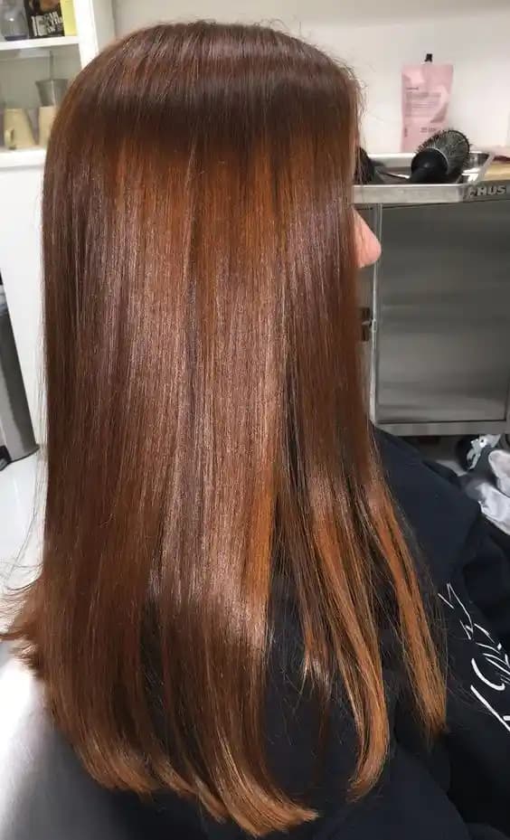 Kestane Rengi Kozmetik ve Moda Dünyasında Sıcak ve Zarif Bir Ton