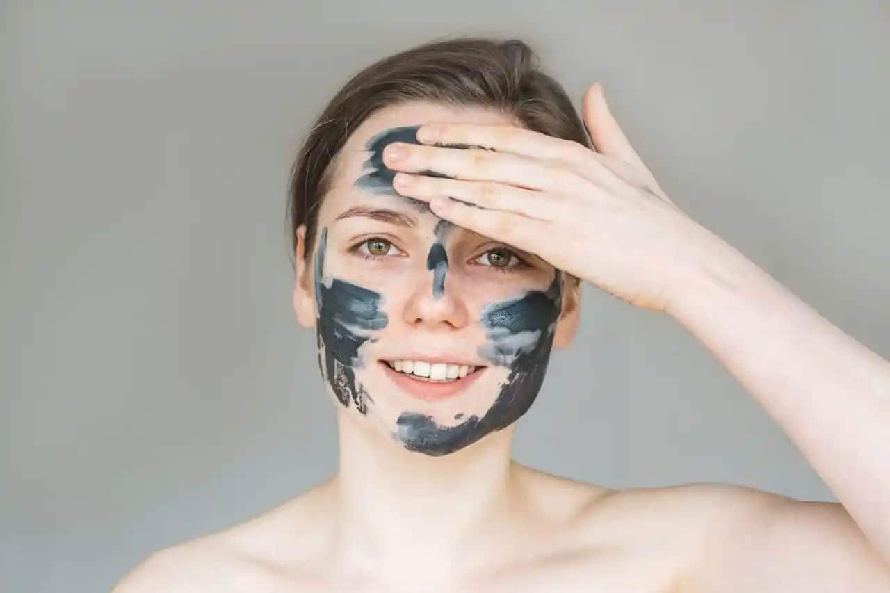 Kil Maskesi Nedir? Doğal Mineral İçeriğiyle Cilt Bakımında Kullanım ve Faydaları