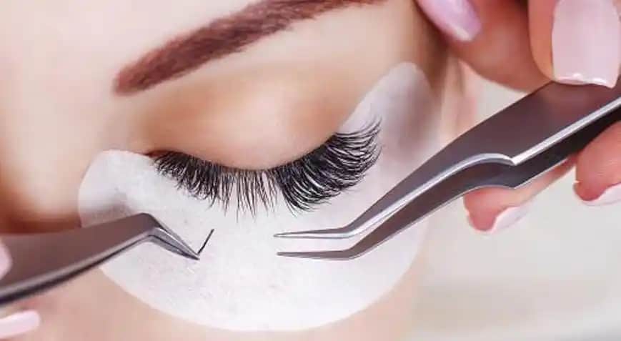 Kirpik Takmak: Gözlerinize Çekicilik Katmanın En Etkili Yolu ve Uygulama Rehberi