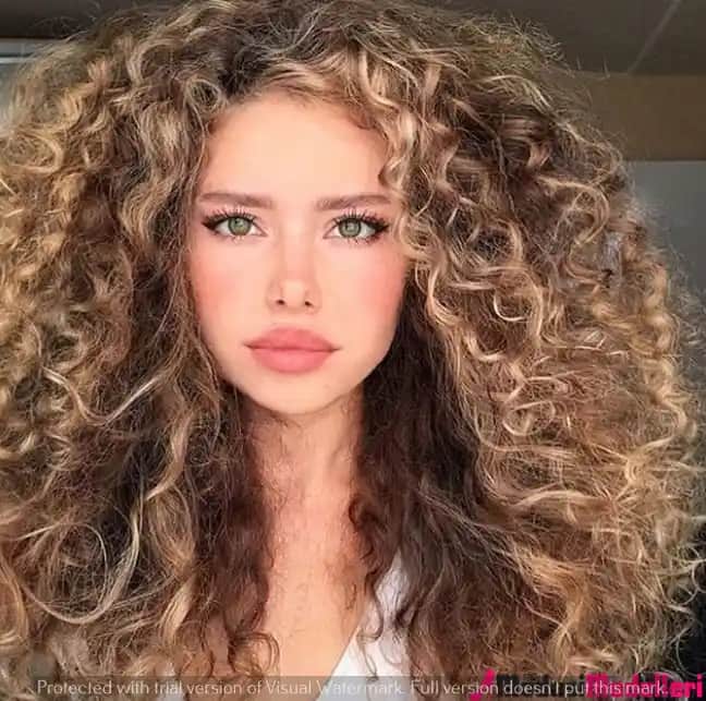Kıvırcık Saçlar İçin En Trend ve Şık Modeller ile Bakım İpuçları