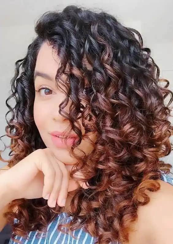 Kıvırcık Saçlar İçin Nemlendirme Rehberi: Sağlıklı ve Parlak Bukleler İçin İpuçları