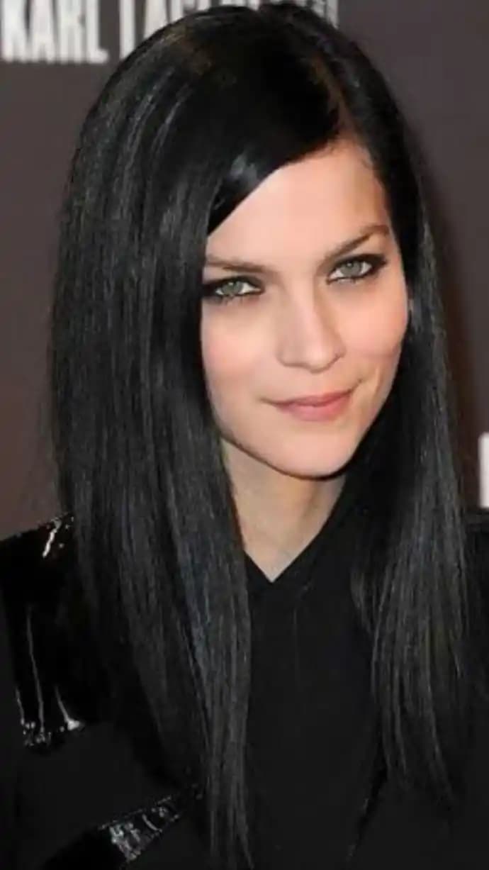 Kömür Siyah Saç Boyası: Yoğun ve parlak siyah tonlarıyla etkileyici görünüm