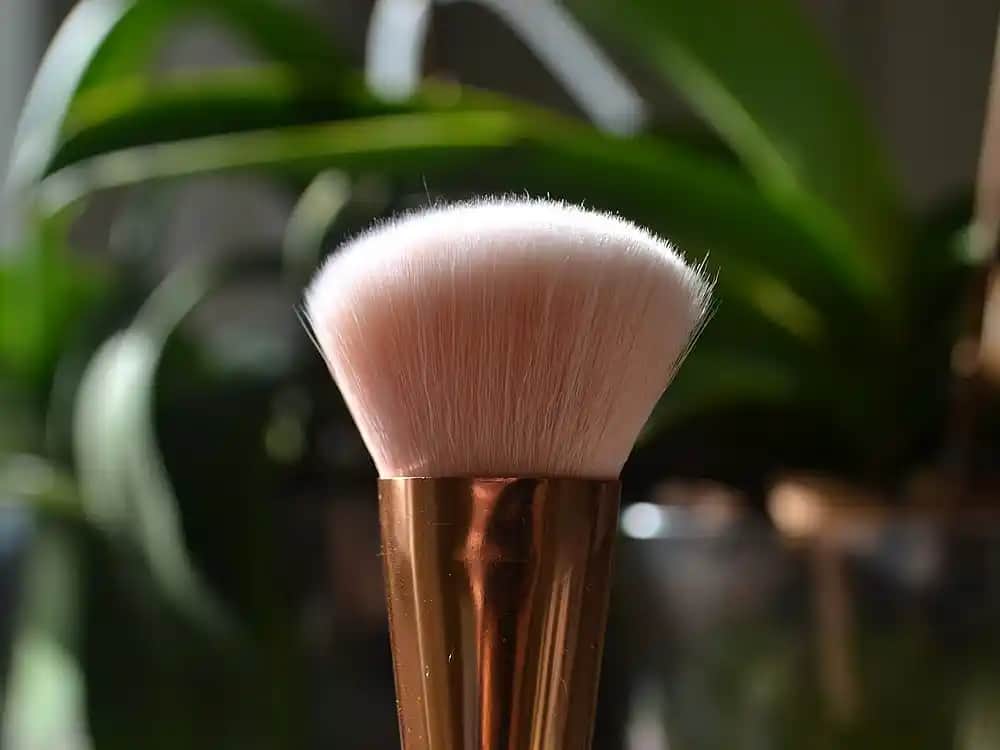 Kontür Fırçası Kullanımı ve Doğru Tekniklerle Yüz Hatlarınızı Belirginleştirin