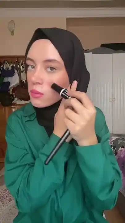 Kontür Sürme Sanatı: Yüz Hatlarınızı Belirginleştiren Profesyonel Makyaj İpuçları