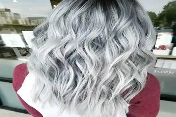 Koyu Gümüş Saç Rengi: Modern ve Şık Bir Trendle Kendinizi Yenileyin