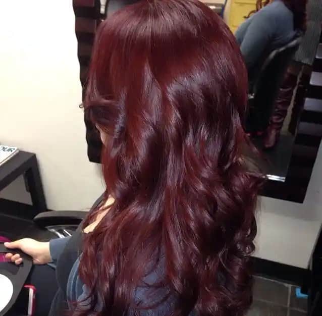 Koyu Kırmızı Saç: Cesur ve Şık Görünüm İçin En Güncel Renk Seçenekleri ve Bakım İpuçları