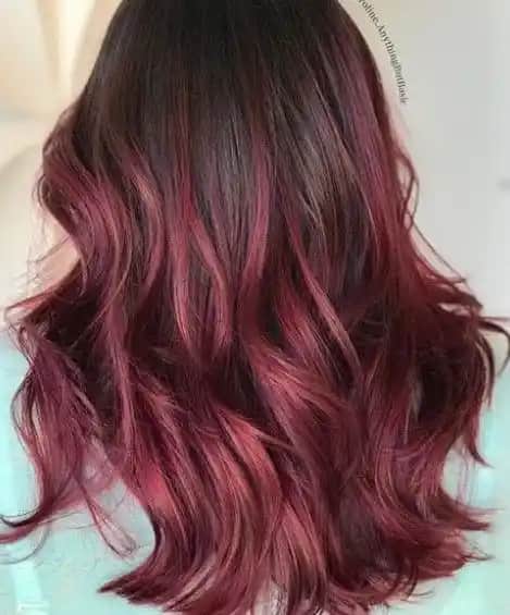 Koyu Kızıl Kısa Saç Modelleri ve Bakım İpuçlarıyla Modern Görünüm