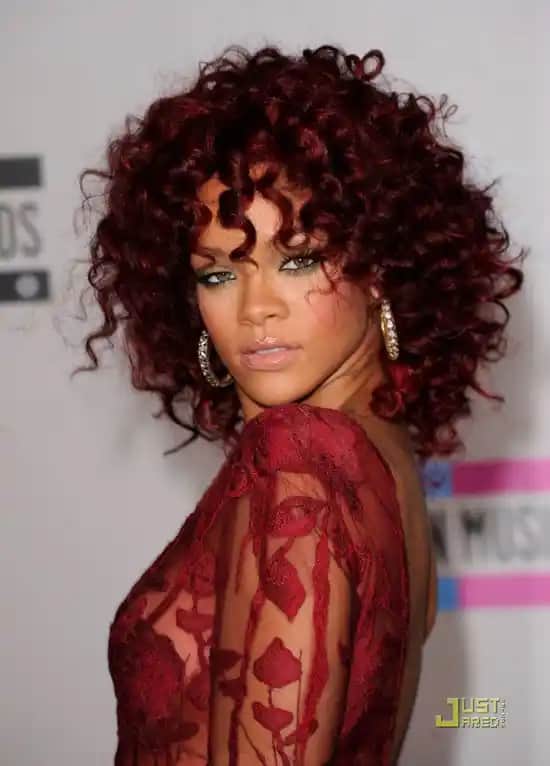 Koyu Kızıl Kıvırcık Saçlar: Doğal Güzellik ve Çekiciliğin Simgesi