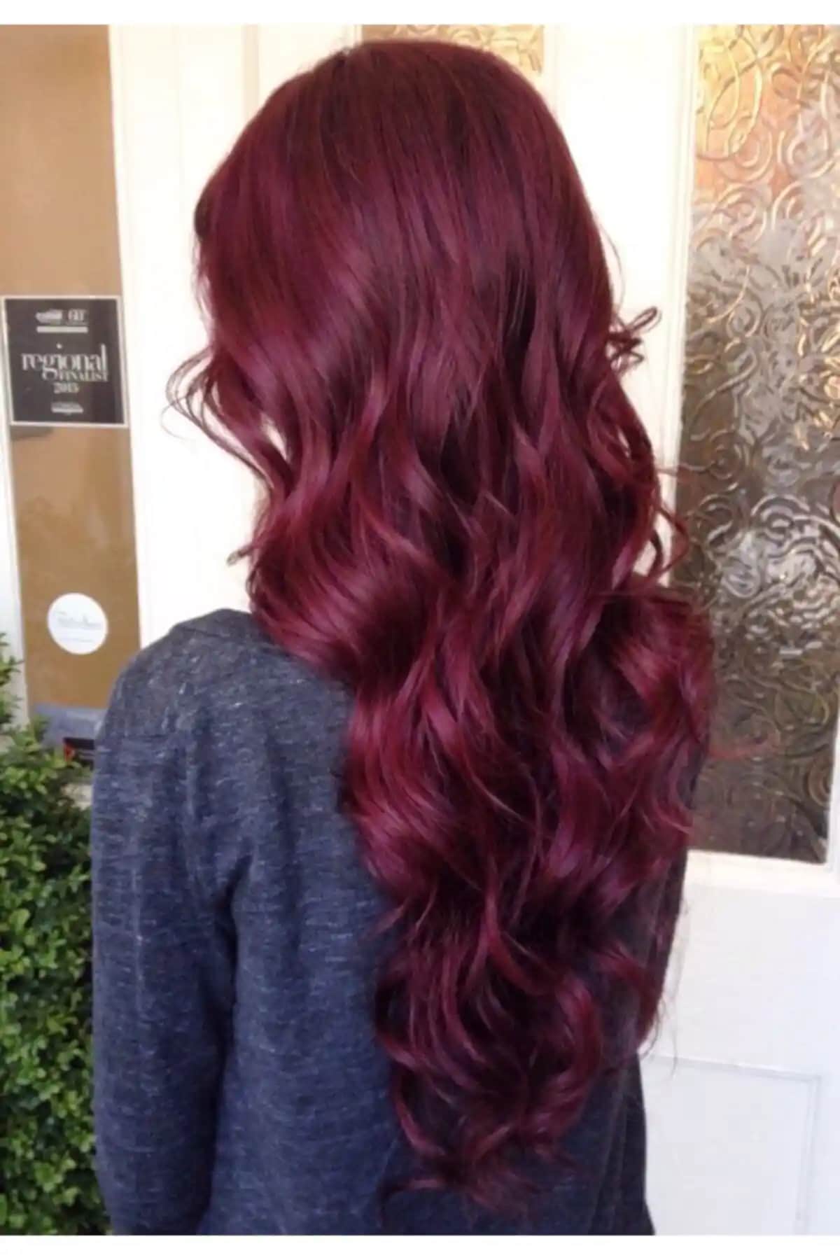 Koyu Kızıl Saç Boyası: Kalıcı ve Doğal Görünüm İçin En İyi Seçenekler ve Bakım İpuçları